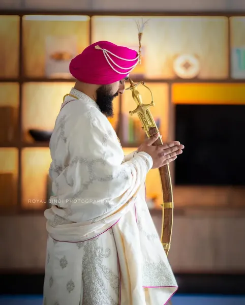 Arjuns-sacred-prayer-at-the-gurdwara