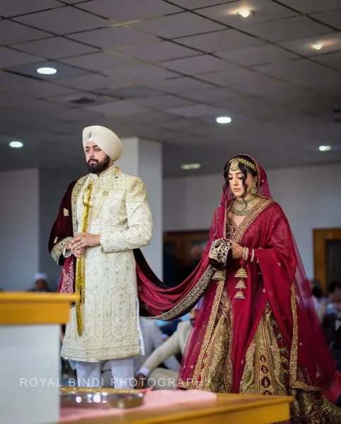 Anand karaj ceremony of Sikh couple in Gurdwara.