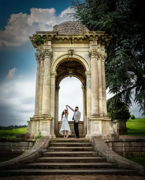 Couple dancing photography in a chamber of a garden.