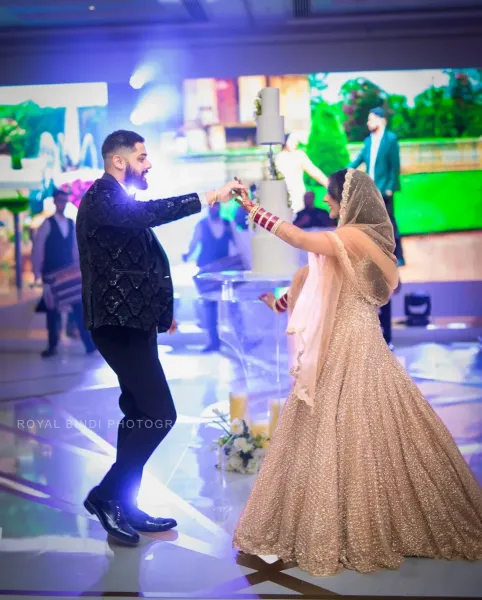 Couple dancing at the floor on the reception day.