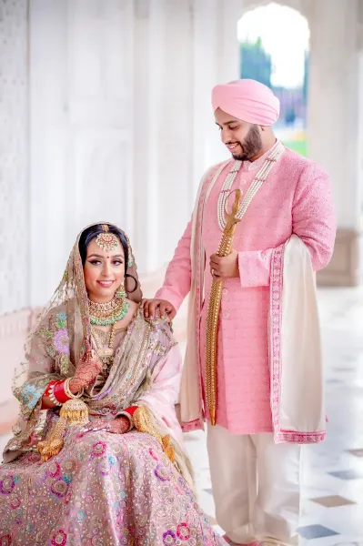 Couple photography outside the Gurdwara.