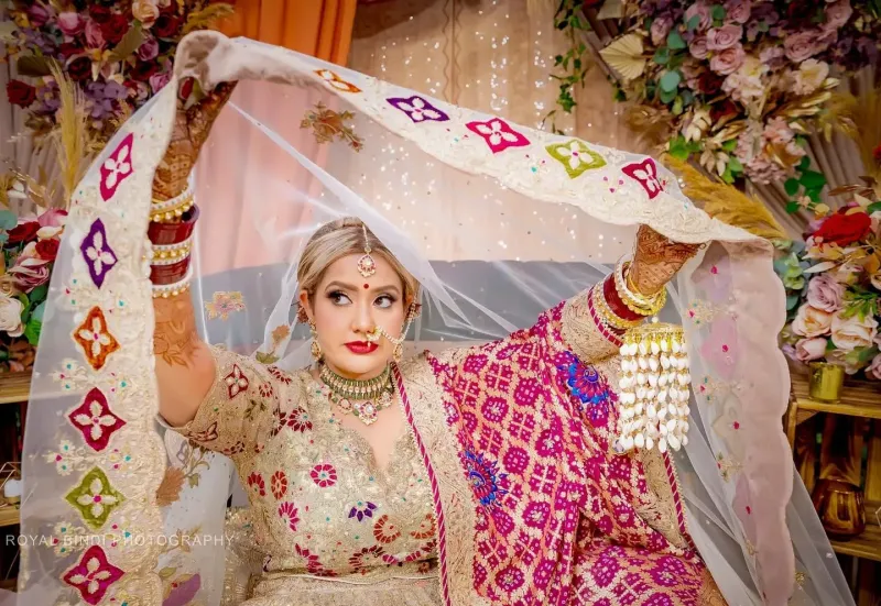 Sikh wedding bridal dupatta pose.