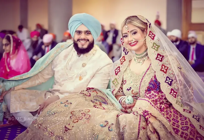 Sikh wedding couple smiling on the Gurdwara.