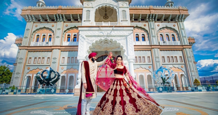 Royalbindi couple infront of gurdwara