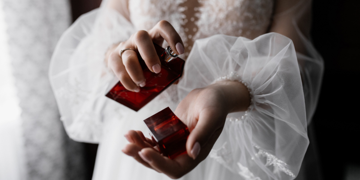 the-bride(s)-putting-her-perfume-on