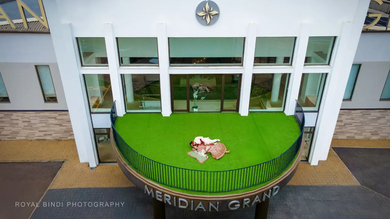 Couple photo shoot at the roof of Meridian Grand London